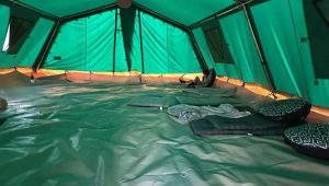 Het grondzeil kan vastgemaakt worden aan de tent.